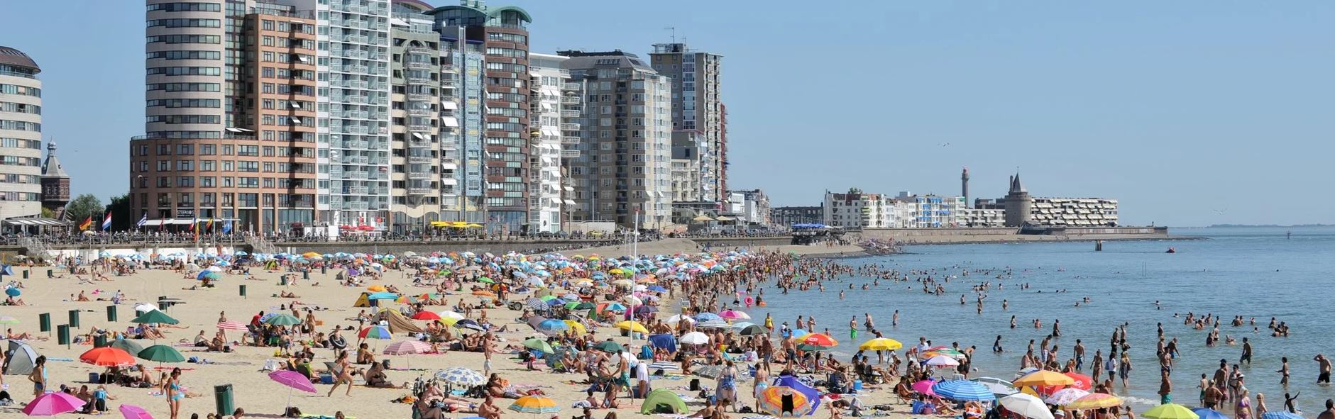 Stilte voor de storm op het badstrand van Vlissingen